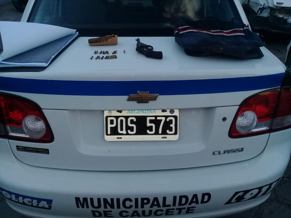 Caucete: perseguido por la policía «descartó» un bolso con arma, municiones y droga