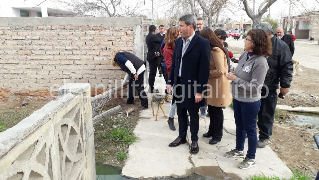 Uñac con los vecinos afectados: «Los cauceteros no pueden seguir con estos problemas de cloacas, vamos a darle solución de inmediato»