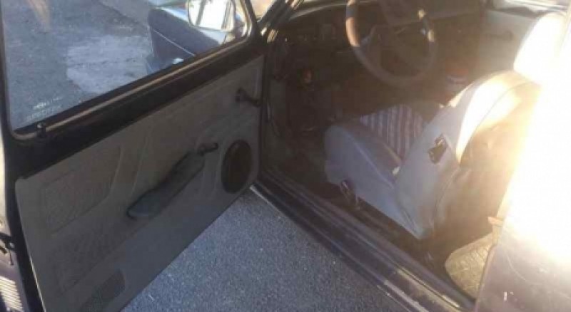 Viajaba como acompañante en auto, su puerta se abrió de golpe y cayó al asfalto