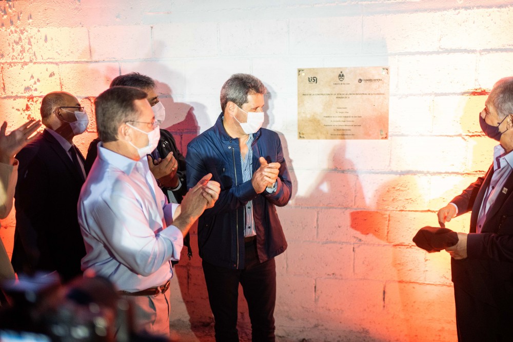 Colocaron la piedra basal de las futuras sedes de la Cámara Minera y la Unión Industrial en un terreno donado por la Provincia