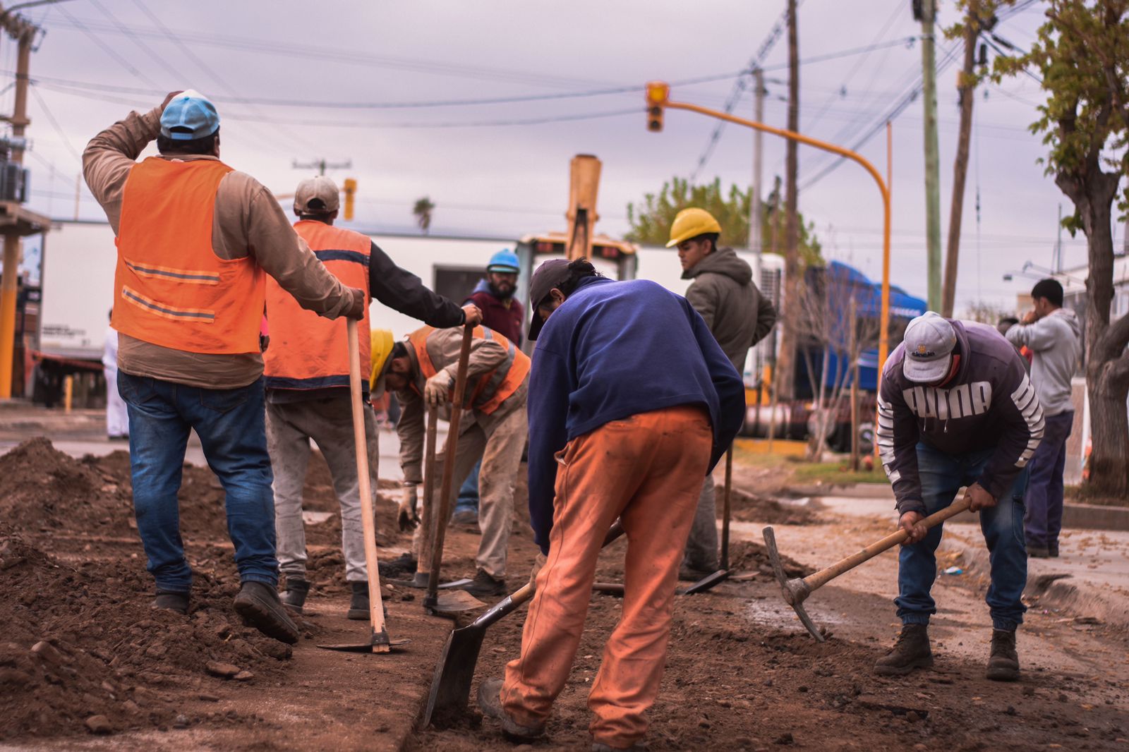 Caucete: operativo de bacheo en Av. de los Ríos
