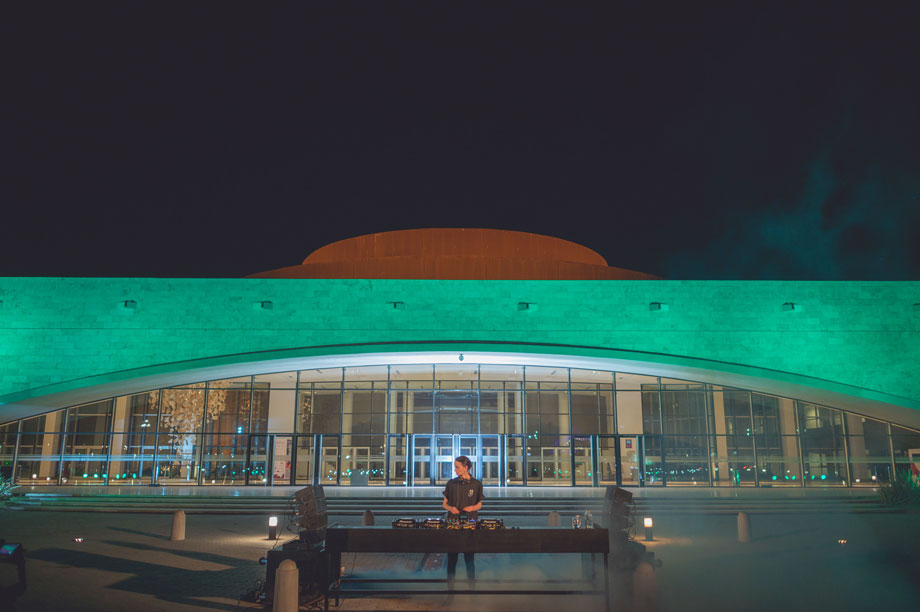 Sunset electrónico en los jardines del Teatro del Bicentenario
