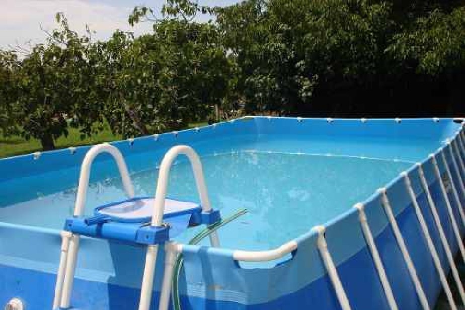 Con la prohibición de OSSE, la odisea de cargar agua en las piletas: ¿cómo será y cuánto costará?