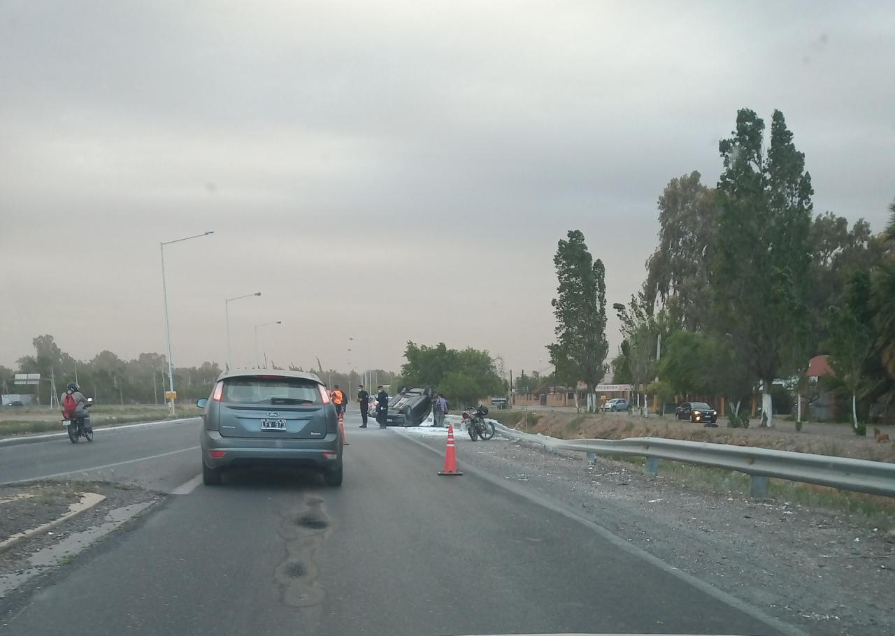 Monumento al Gaucho: un conductor perdió el control y volcó