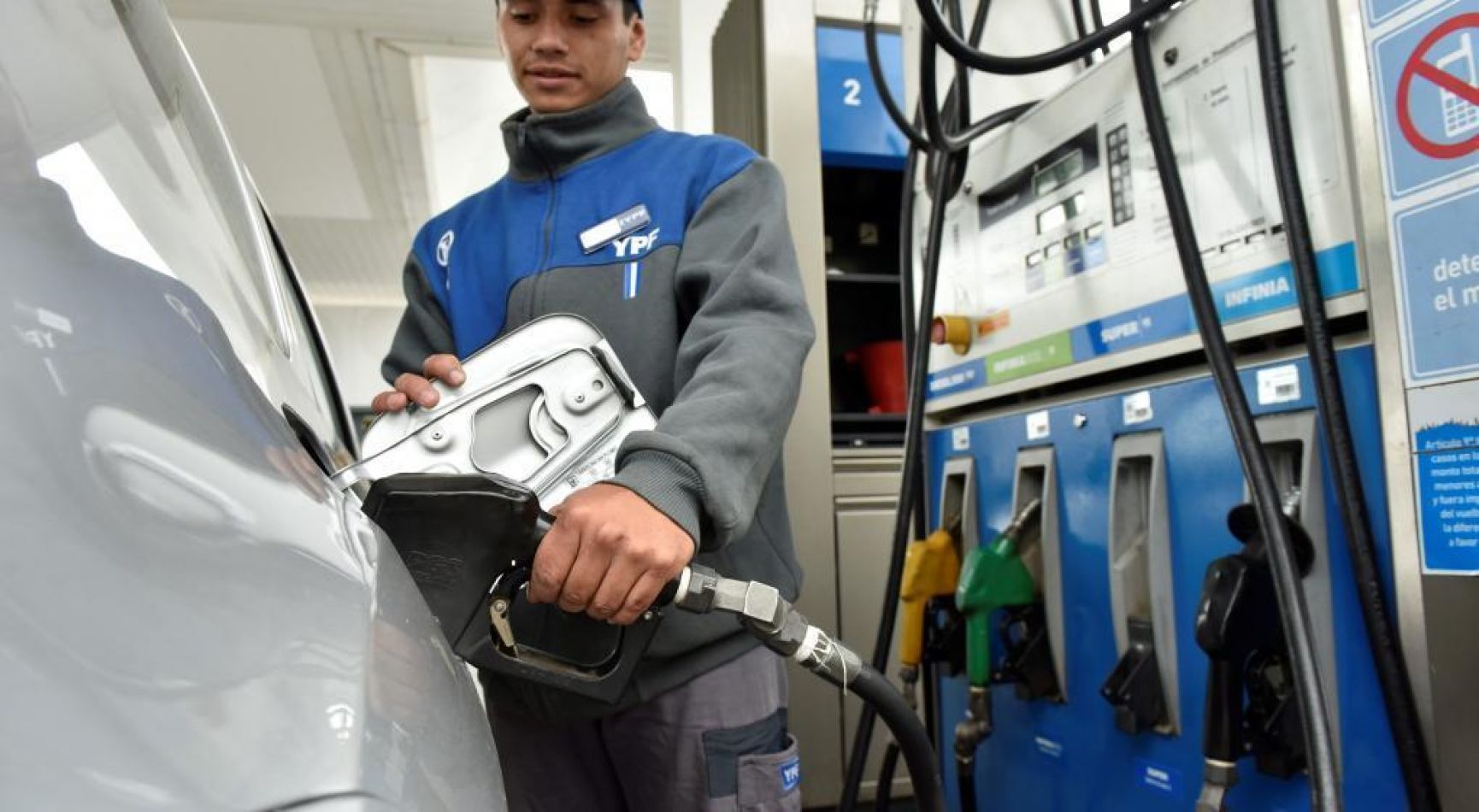 El presidente de YPF negó un amento en diciembre