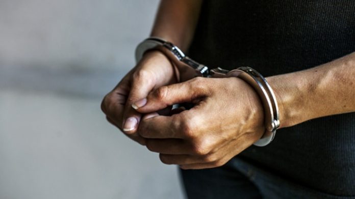 Un policia tenía que custodiar a una testigo pero abusó de ella