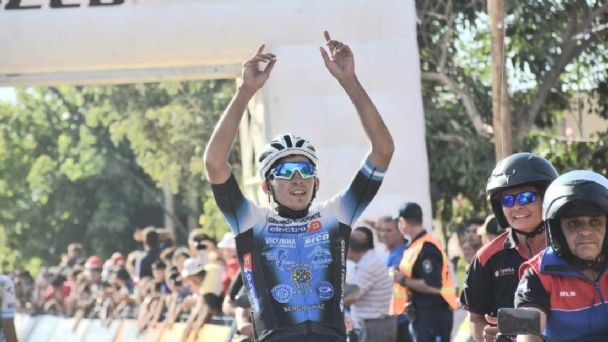 El riojano Enzo Luján aprovechó una fuga y se adjudicó la Doble Chepes