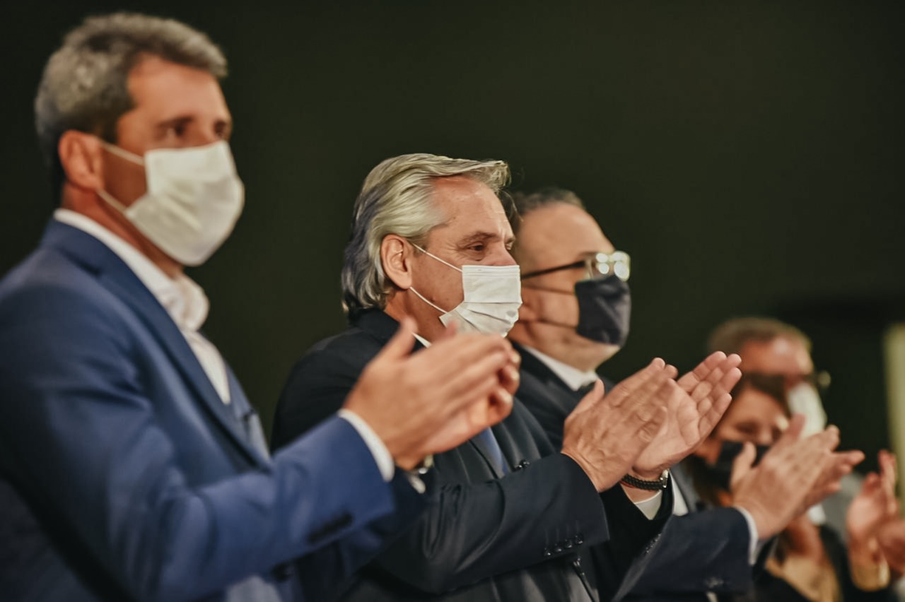 Fernández: «En este primer semestre se entregarán las primeras casas a víctimas del terremoto»