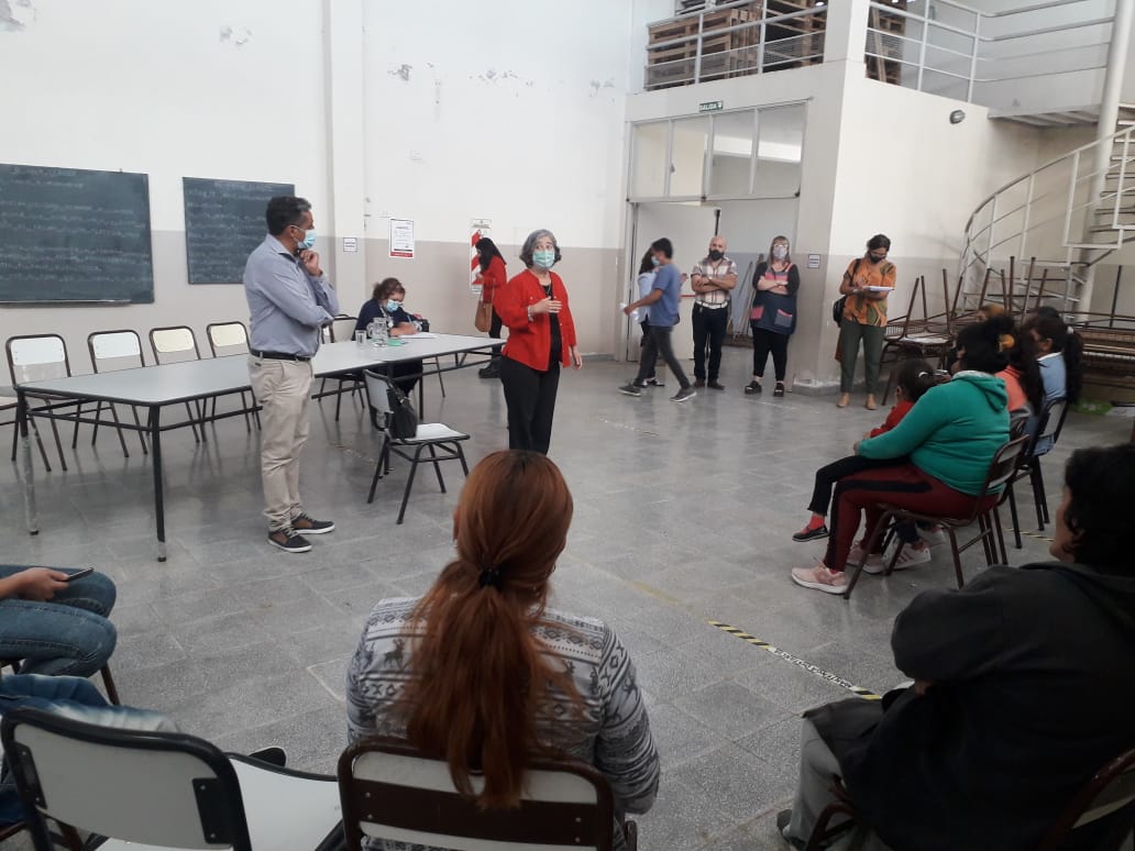 25 de Mayo: la ministra se reunió con los padres para garantizar el secundario completo