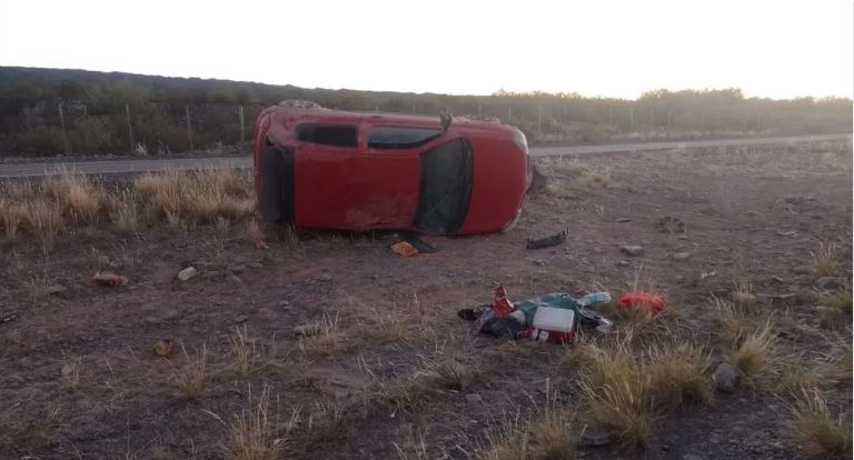 Caucete: perdió el control, se fue a la banquina y terminó volcando