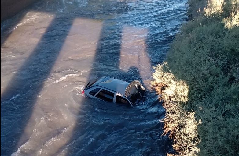 San Martín: quedaron sumergidos en un canal, pero lograron salir ilesos