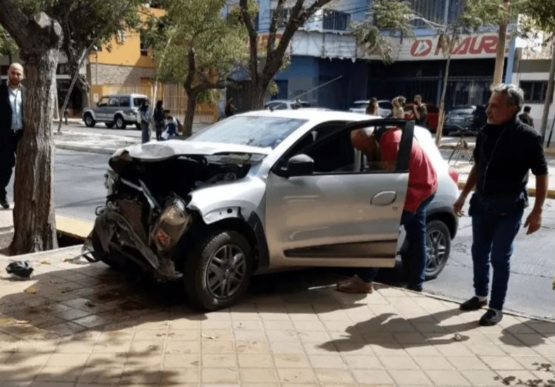 Una caucetera fue protagonista de un fuerte choque con un colectivo