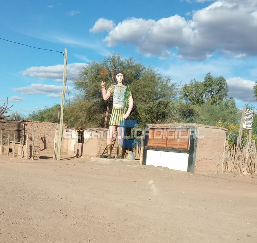 CAUCETE: UN VECINO ARMÓ UN SAN EXPEDITO GIGANTE POR UNA PROMESA