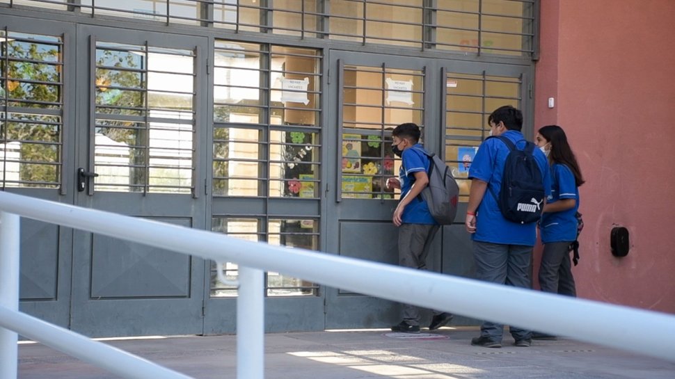 Uniforme restrictivo en escuela pública: sancionaron a alumnos por llevar zapatillas en vez de zapatos