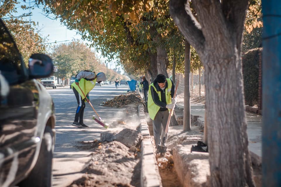 Caucete: sigue el trabajo de saneo en acequias