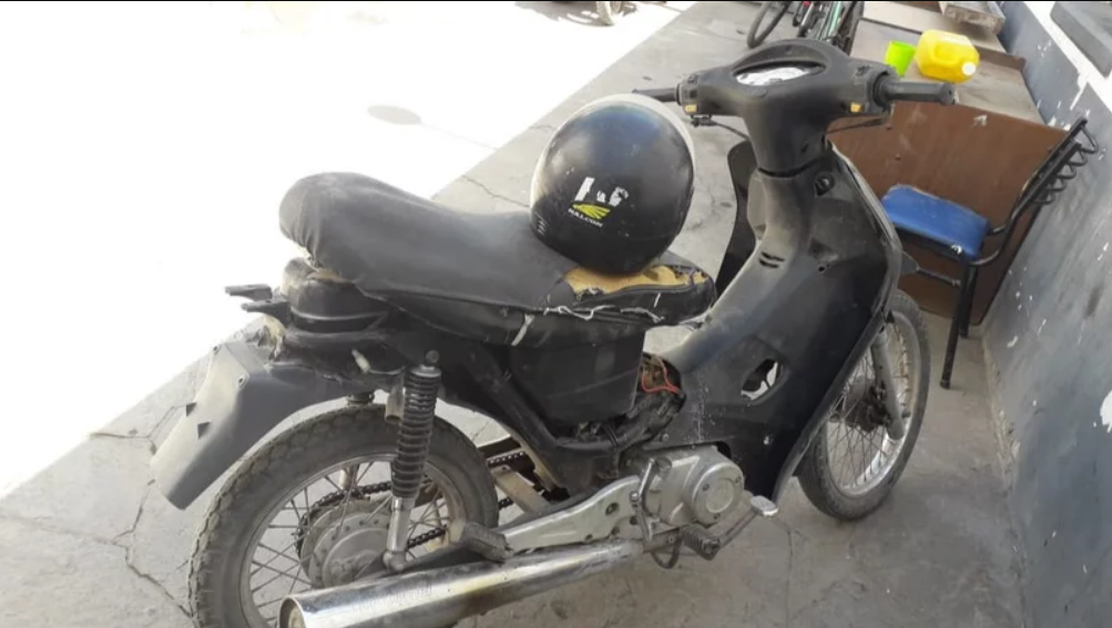 Dos sujetos con múltiples antecedentes robaron una moto: uno va preso y el otro zafó