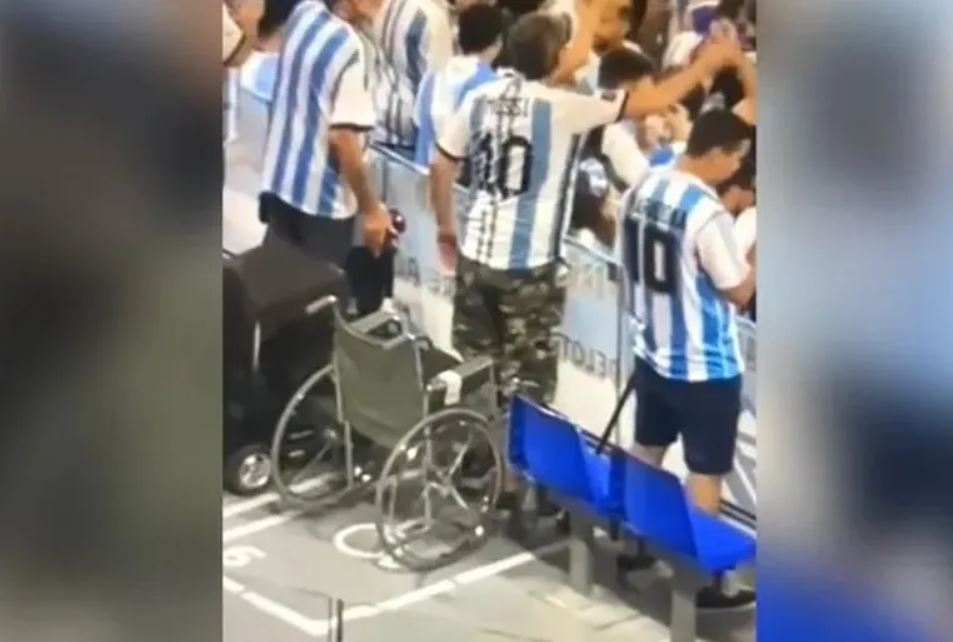 Un sanjuanino en Qatar hizo pasar por rengo a un amigo para alentar a la Scaloneta