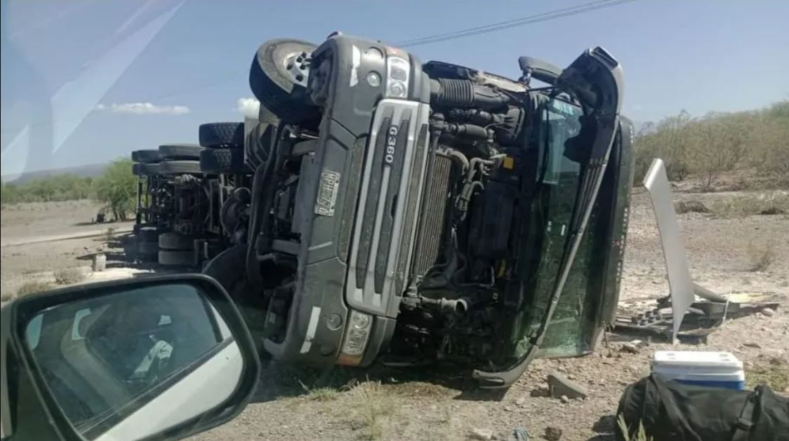 Caucete: impactante vuelco de un camión
