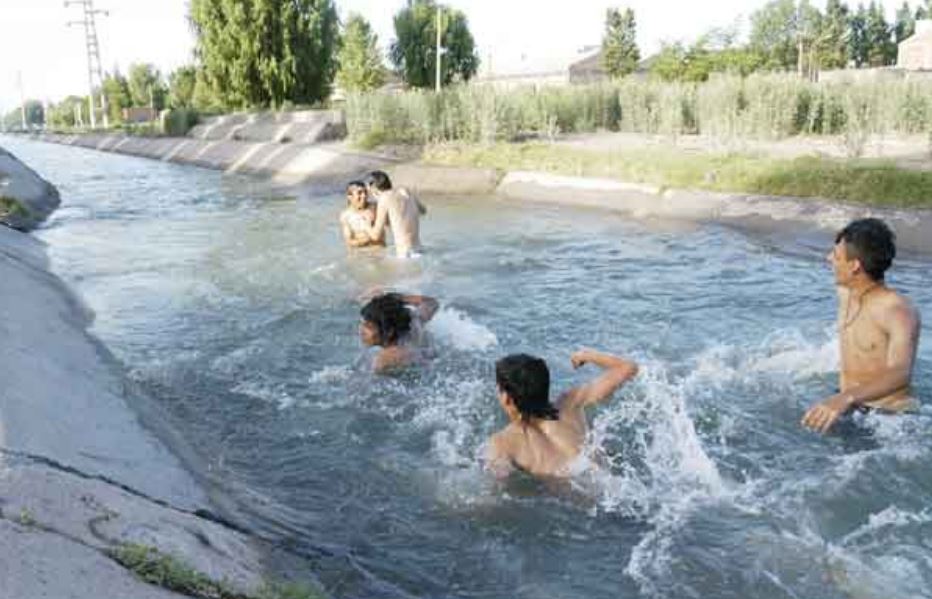 Buscan fuertes sanciones para los padres de menores que se bañan en canales