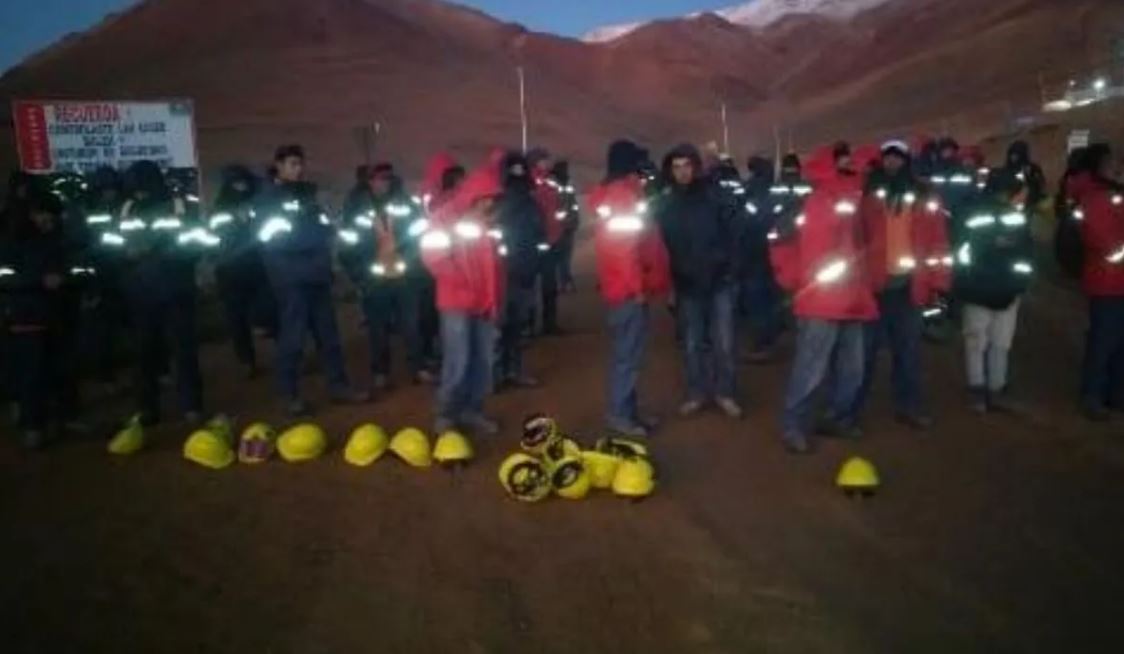 Trabajadores se manifiestan en la mina Veladero por cese de tareas