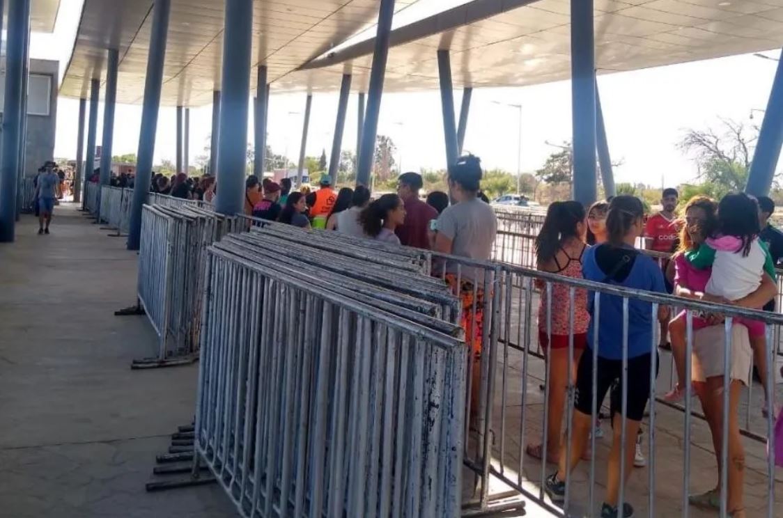 Con gran concurrencia del público, comenzó la venta de entradas para la FNS