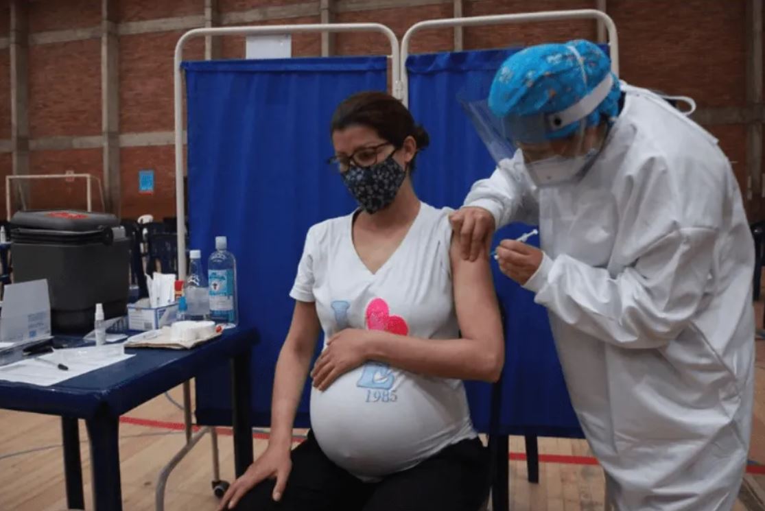 Embarazadas y COVID: encontraron un nuevo motivo por el cual tienen que protegerse