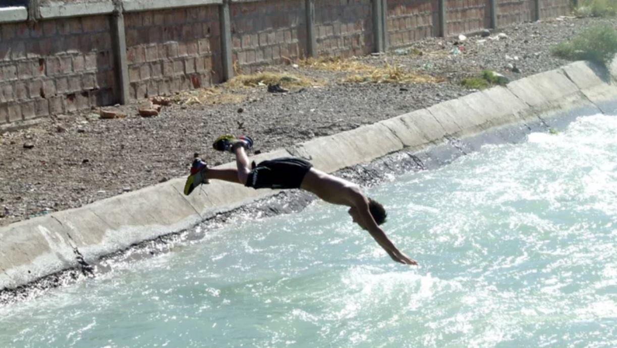 Hidráulica pide a la gente no usar los canales como piletas