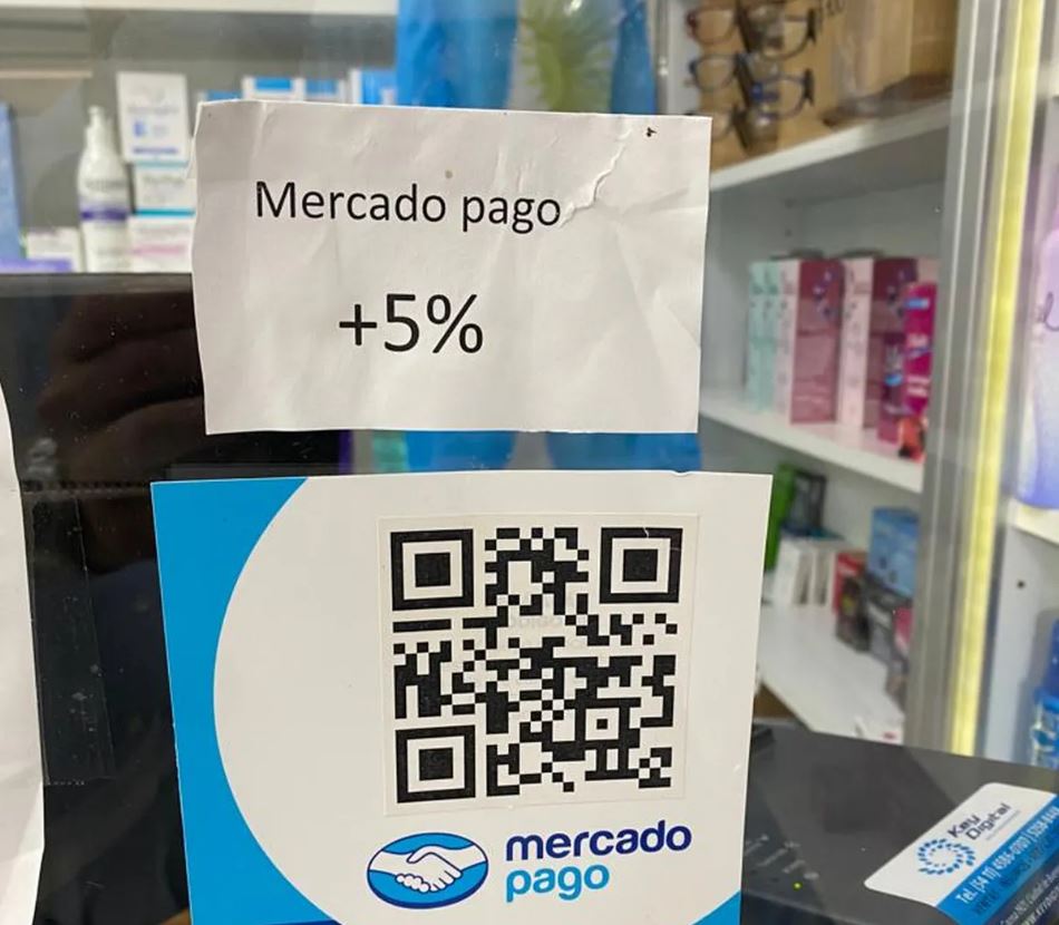 Crecen las denuncias por cobros extras en pagos por débtio o crédito: las multa, desde $70 mil