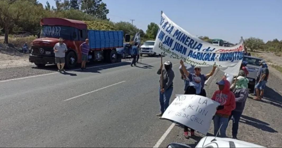 25 de Mayo: protesta de viñateros por el bajo precio de la uva y la importación de vinos