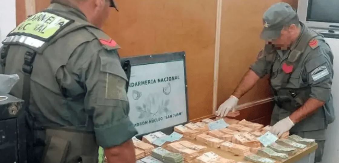 Caucete: un camionero fue detenido con $7 millones en bolsas y cheques al portador