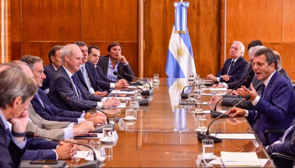 Massa alcanzó un acuerdo con los bancos por el canje de la deuda en pesos