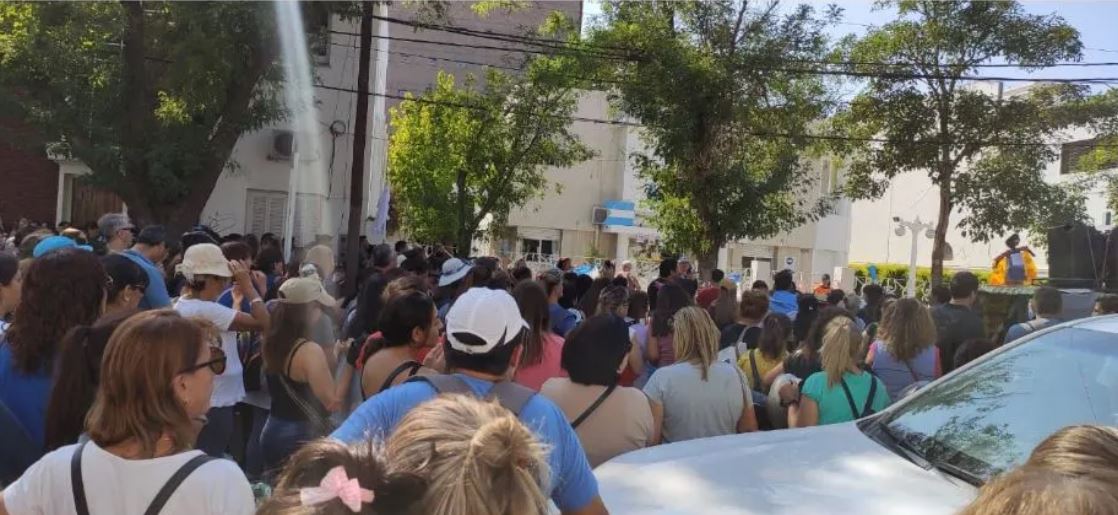 Una columna de docentes autoconvocados protesta frente a Udap