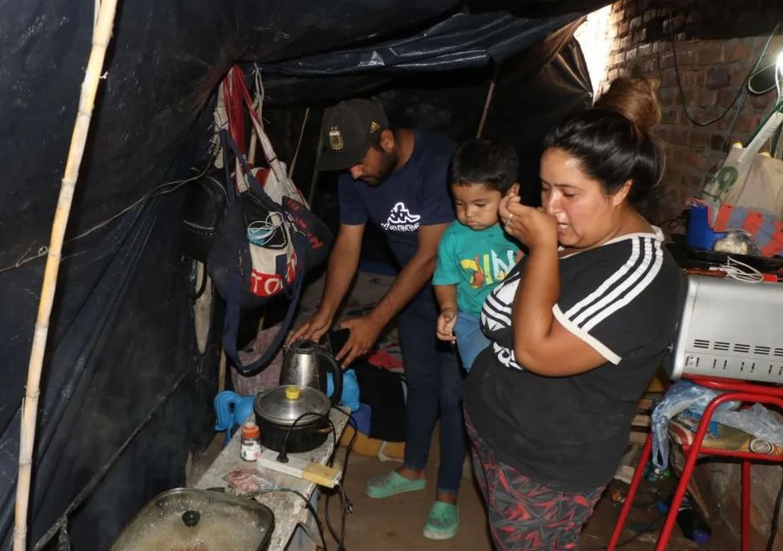 25 de Mayo: llevan 3 meses viviendo bajo un nailon y piden que alguien les ayude