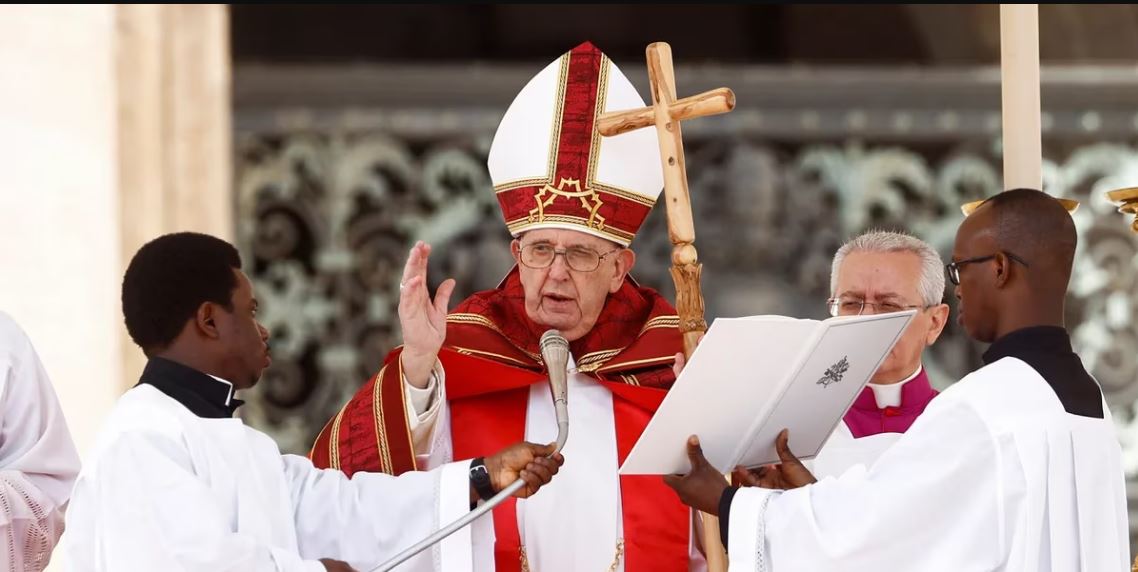 El Papa presidió el Domingo de Ramos y saludó a miles de fieles