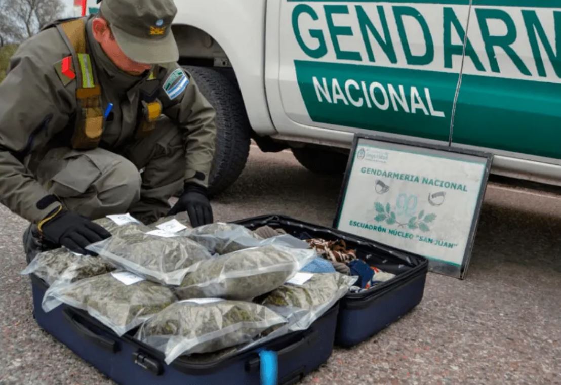 Caucete: viajaba en un micro con más de 4 kilos de marihuana en su equipaje