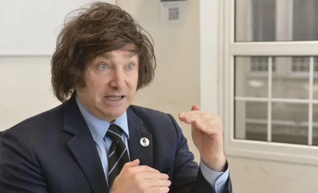 Javier Milei llega a San Juan en medio de un tironeo local para llevar su imagen