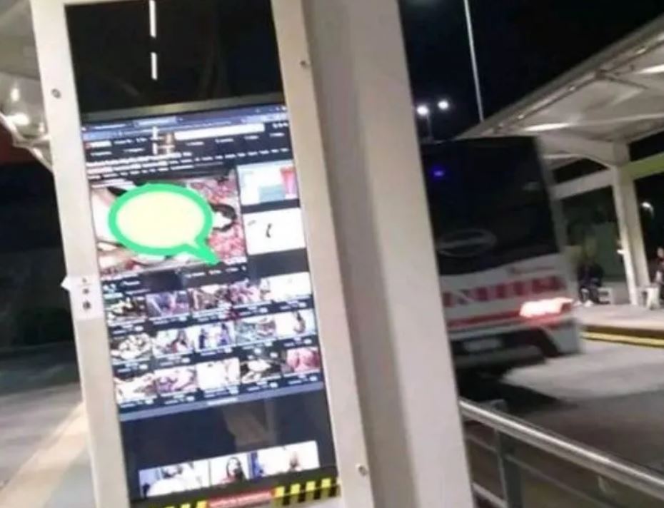 Hackearon una pantalla interactiva de la RedTulum y pusieron pornografía