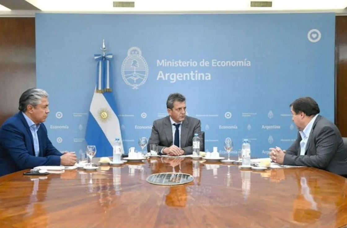 Massa atribuyó la suba del dólar a «falsos informes» y anunció medidas para frenarlo