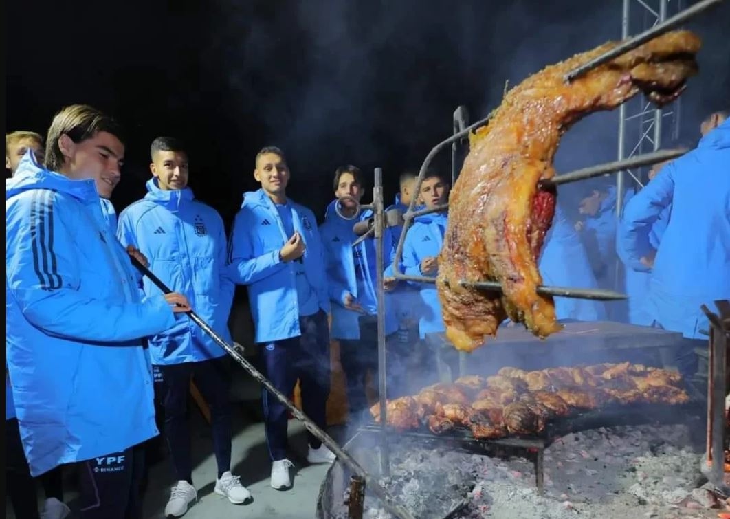 Los «pibes» de la Selección Argentina festejaron con punta de espalda y empanadas