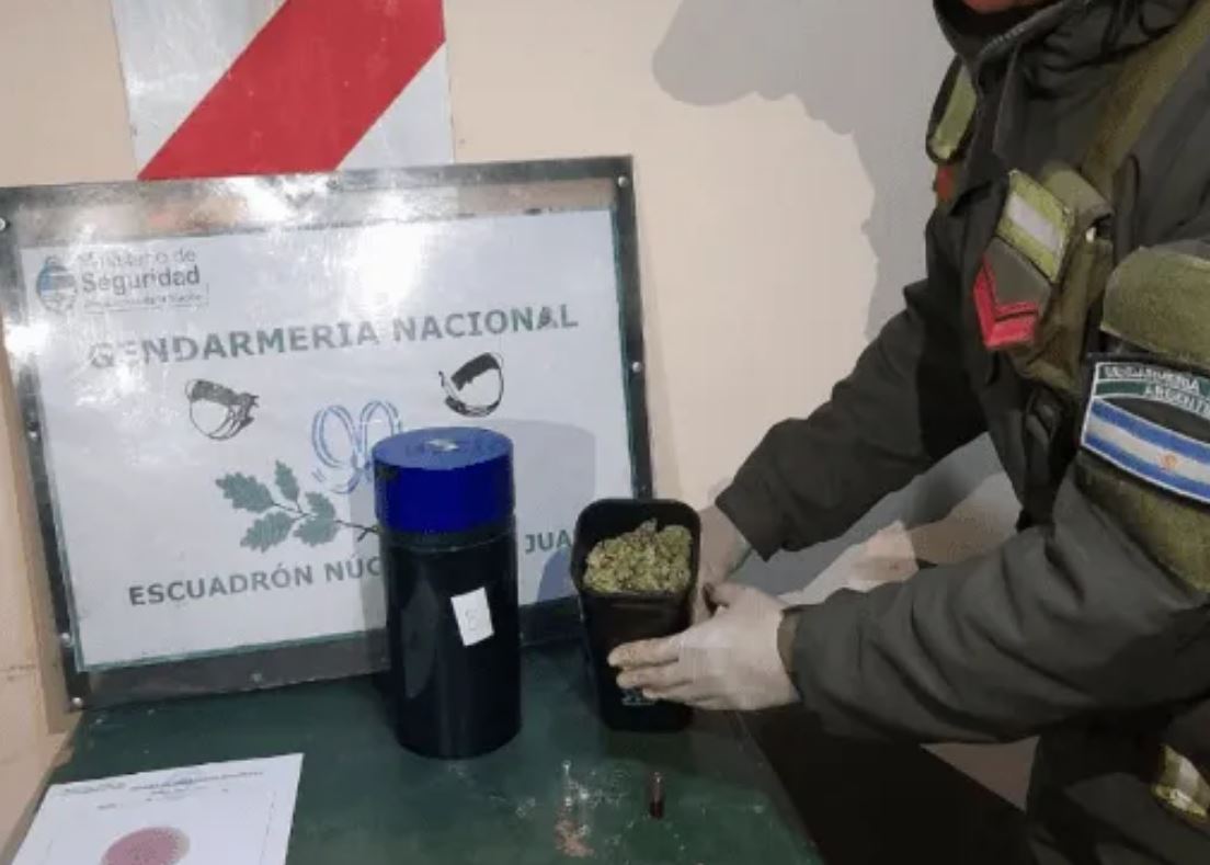 Caucete: viajaba con una valija llena de frascos con marihuana