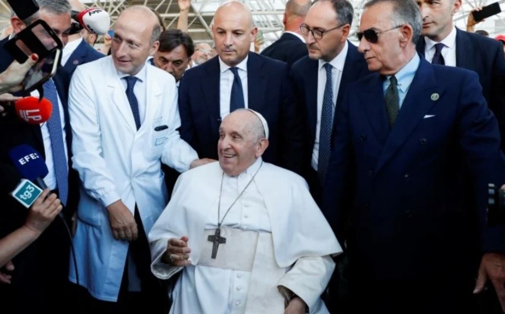 «Gracias, recen por mí, sigo vivo», el Papa Francisco abandonó el hospital