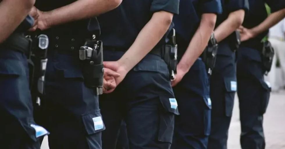 Echaron a un policía por manejar y chocar borracho