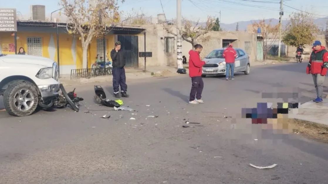 Una motociclista chocó con una RAM y murió en el acto; ¿iba con el casco en el brazo?
