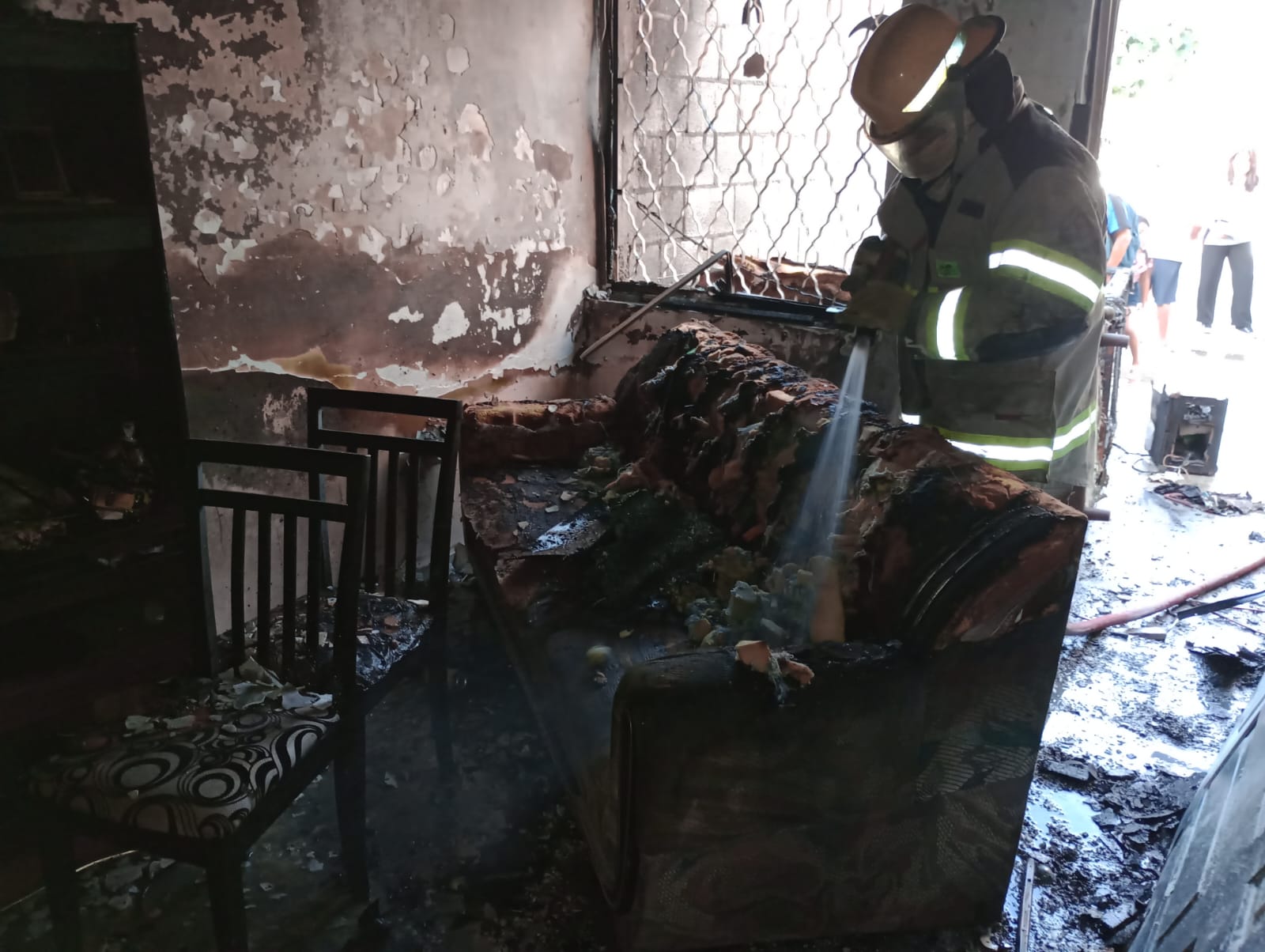 Caucete: tenía encendida la estufa a leña y se le quemó parte de la casa