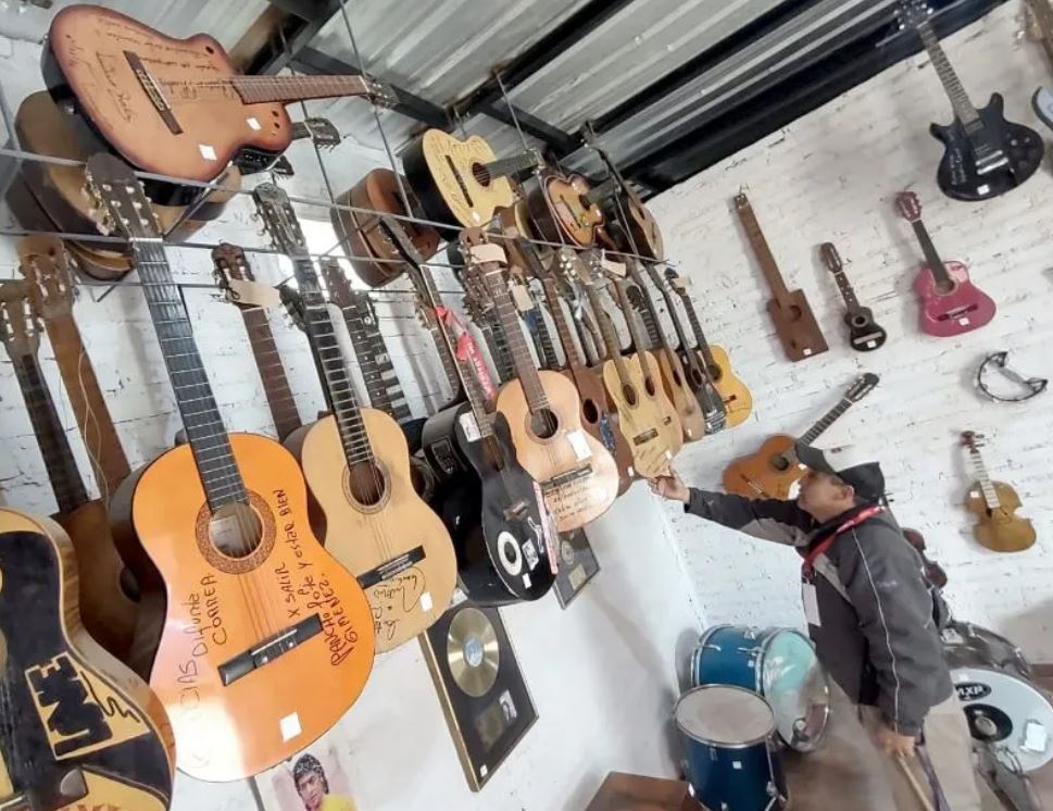 Con guitarras que donaron a la Difunta Correa, los niños aprenderán música gratis