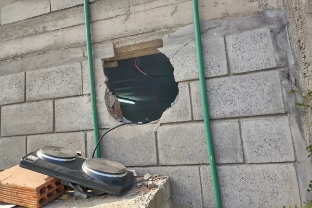 Caucete: ladrones hicieron un boquete en una pared y saquearon el depósito de un negocio
