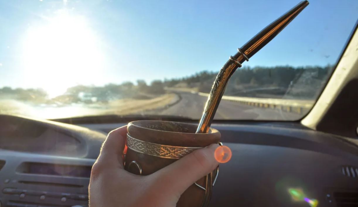 De cuánto es la multa por manejar tomando mate