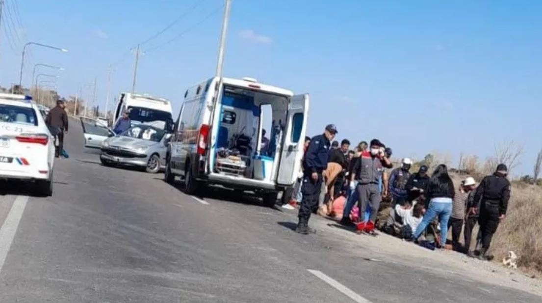 Una combi con niños con capacidades especiales, volcó y hay 8 heridos