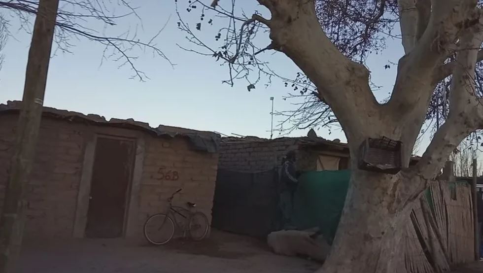 25 de Mayo: una madre con su hijo con discapacidad quedaron sin hogar, el municipio le suspendió la ayuda