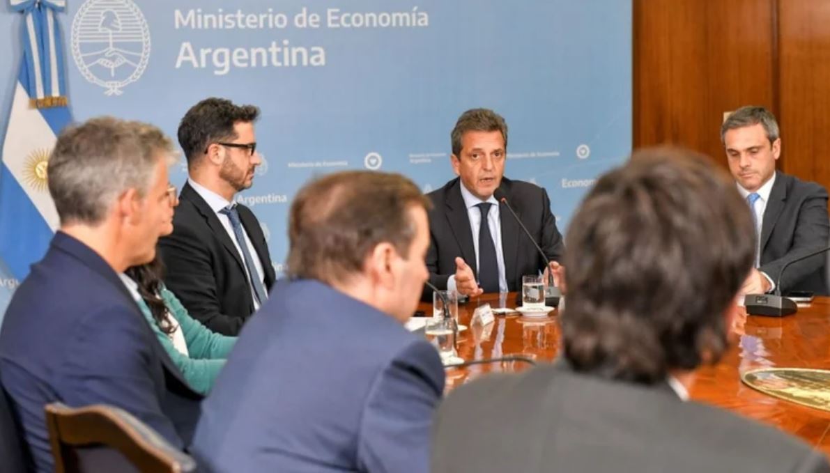 Massa se reúne con el gabinete económico para analizar eliminar el impuesto a las ganancias